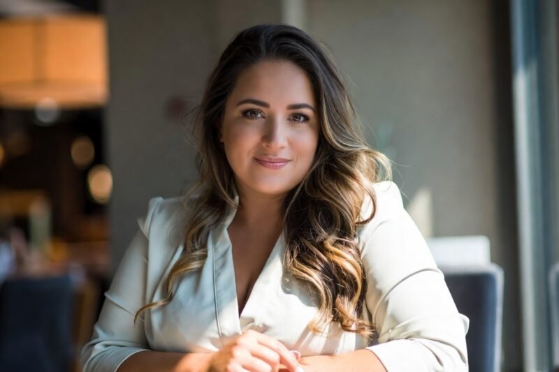 9 Subtle Ways Curvy Women Project Confidence on a First Date