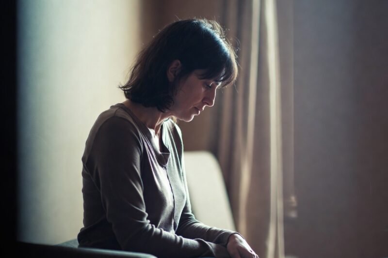 Quiet Signs a Woman Is Living Without Close Friendships